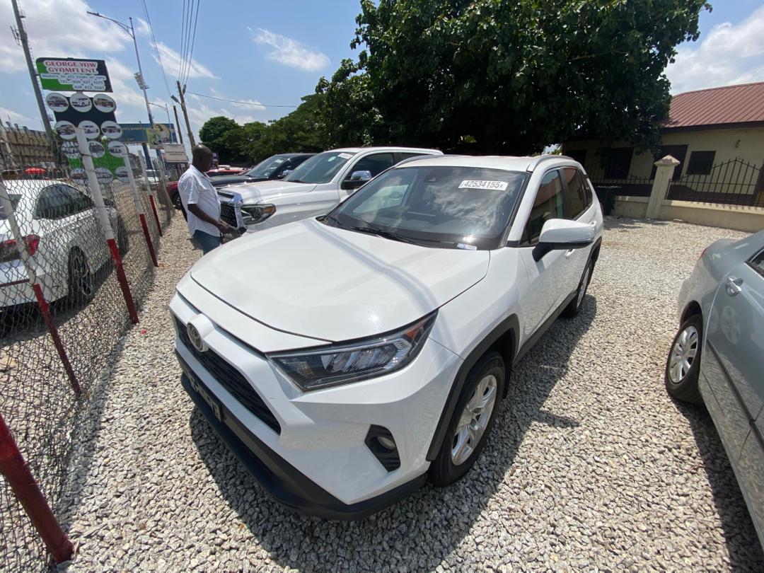 
								Toyota RAV4 (White) full									