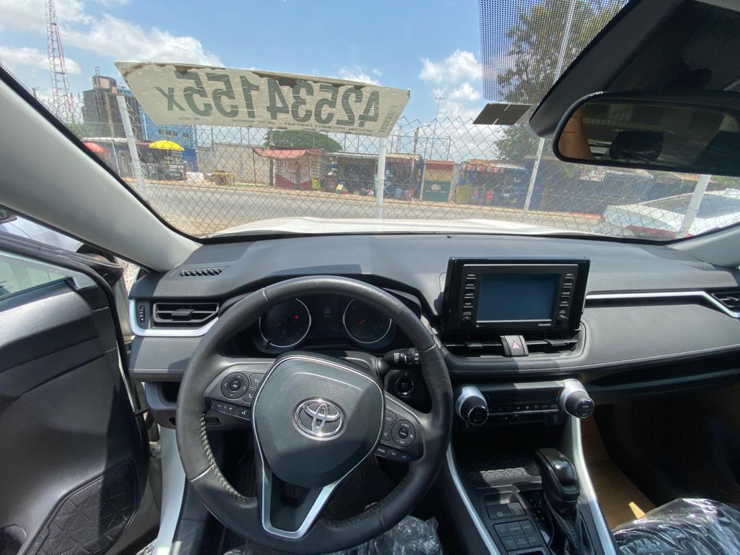 
								Toyota RAV4 (White) full									