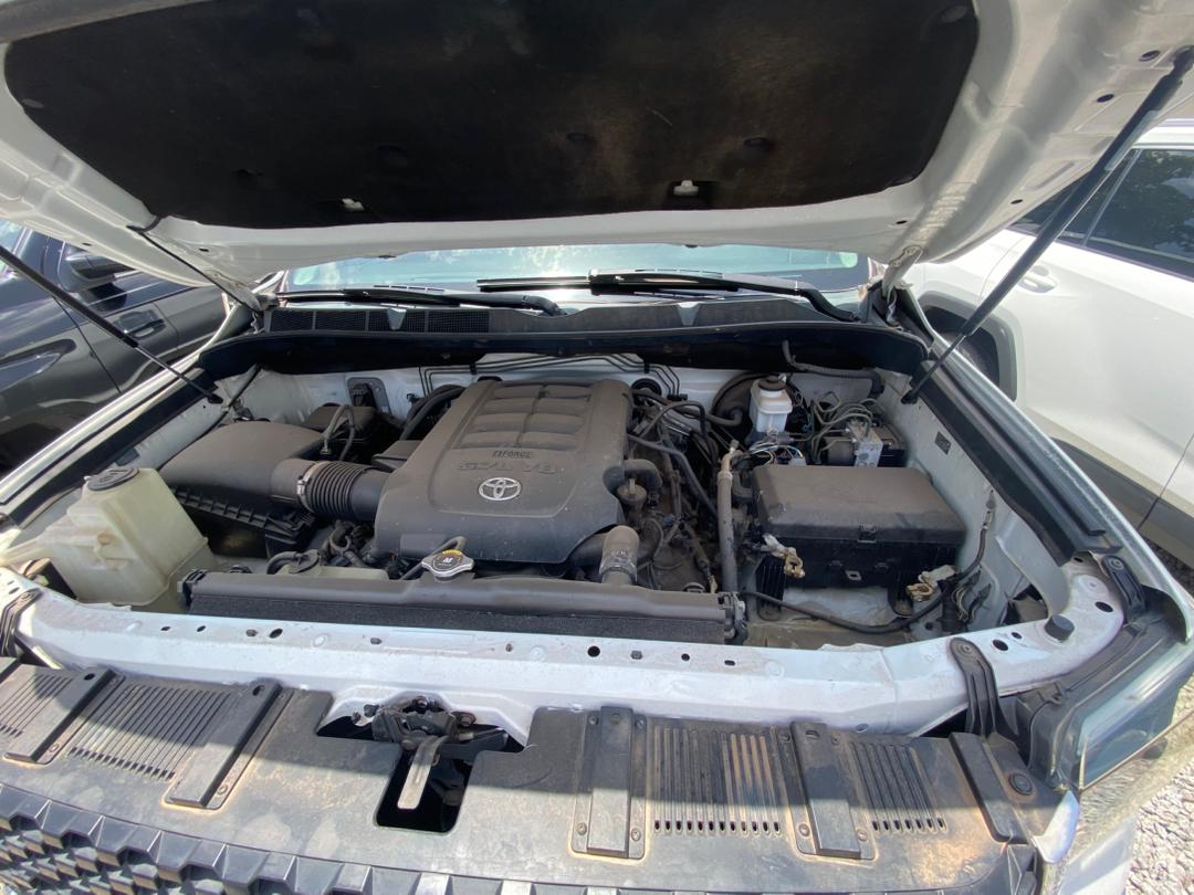 
								Toyota Tundra CrewMax (With Bed Cover) full									