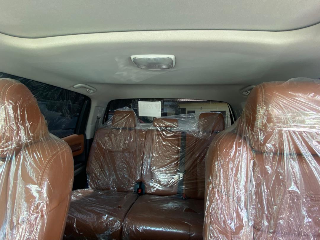 
								Toyota Tundra CrewMax (With Bed Cover) full									