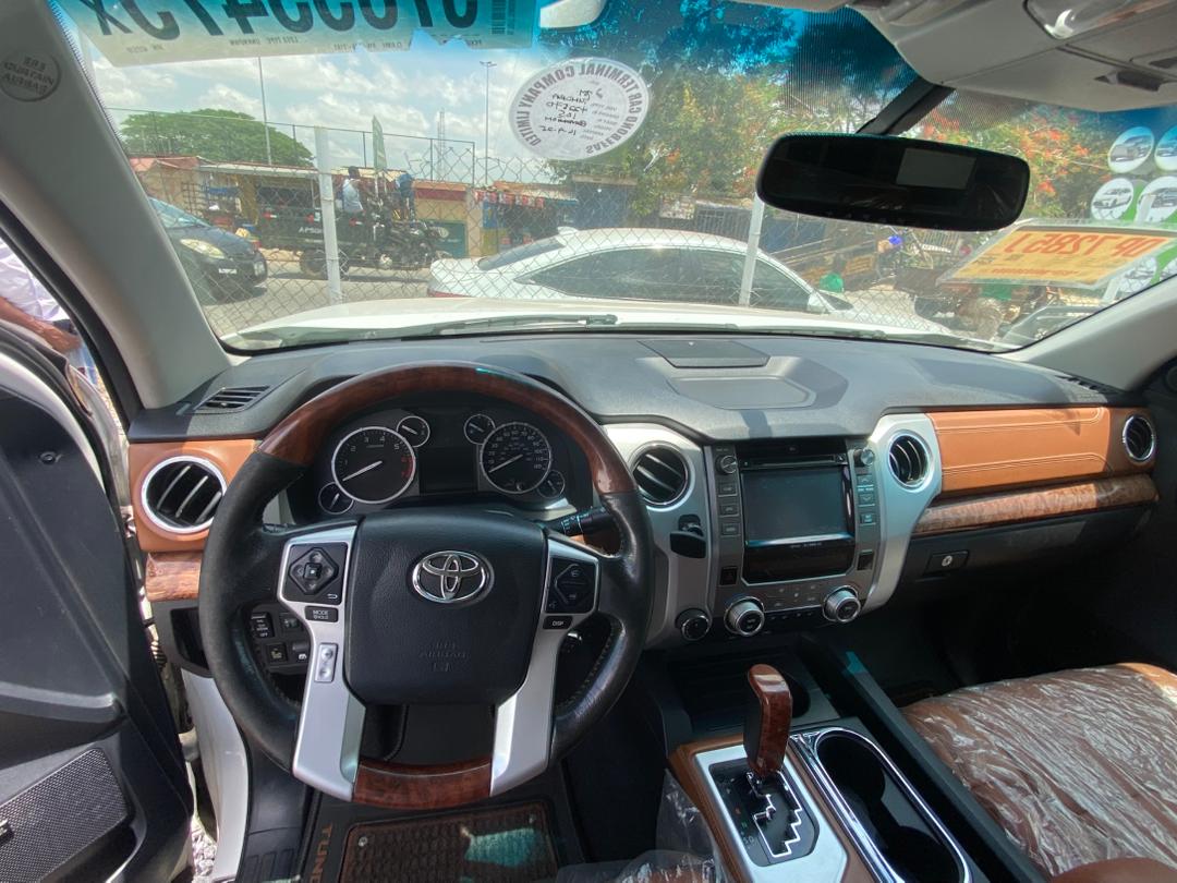 
								Toyota Tundra CrewMax (With Bed Cover) full									