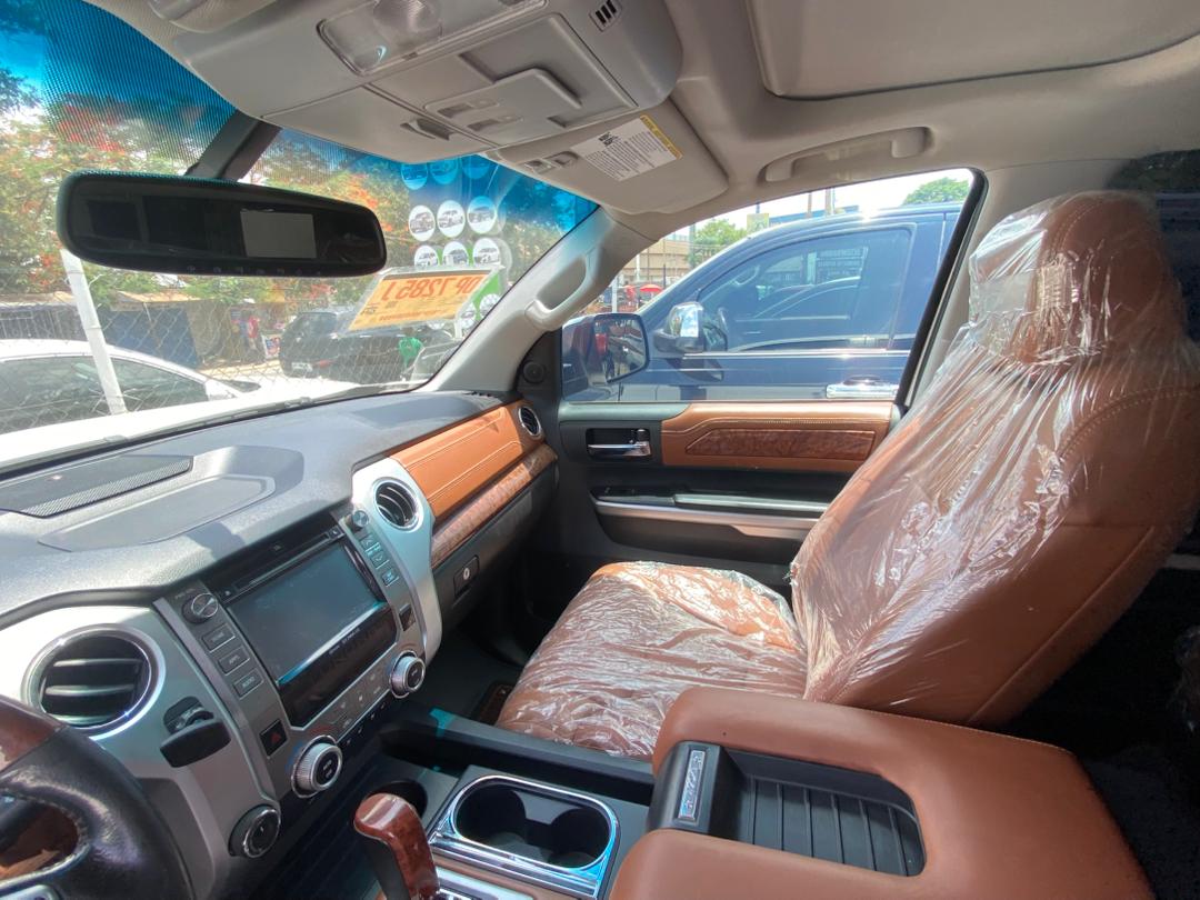 
								Toyota Tundra CrewMax (With Bed Cover) full									