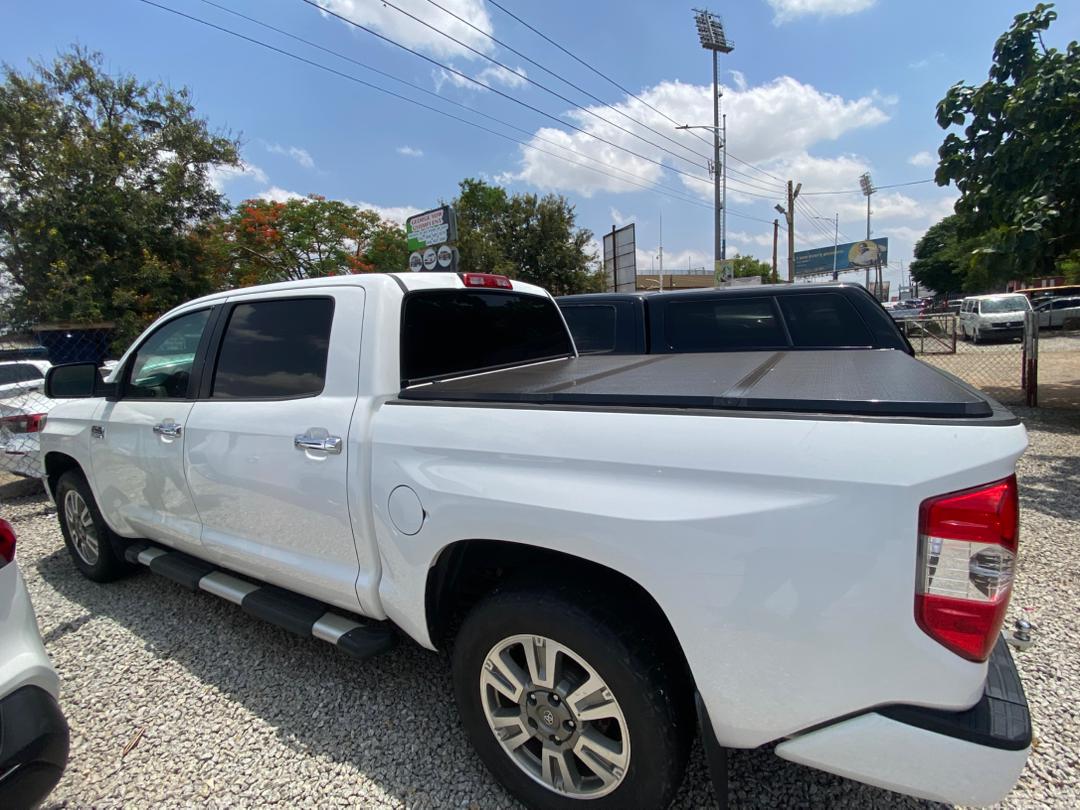 
								Toyota Tundra CrewMax (With Bed Cover) full									