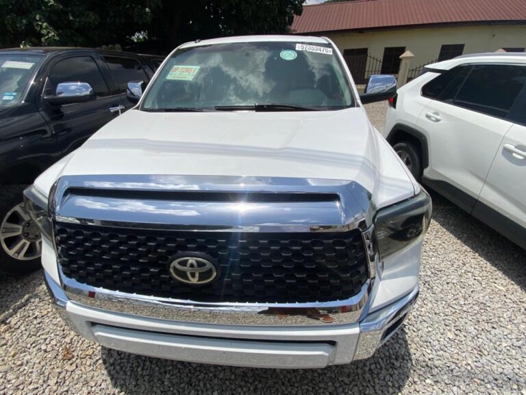 Toyota Tundra CrewMax (With Bed Cover)