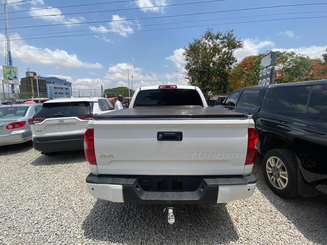 
								Toyota Tundra CrewMax (With Bed Cover) full									