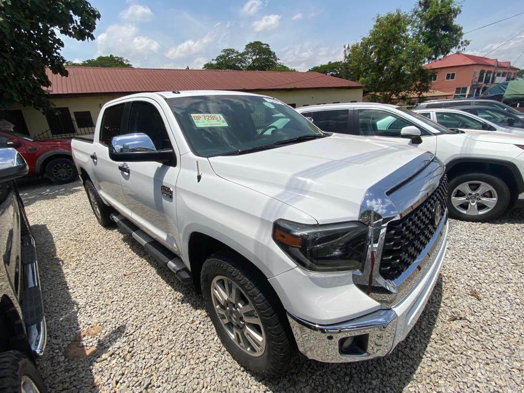 
								Toyota Tundra CrewMax (With Bed Cover) full									