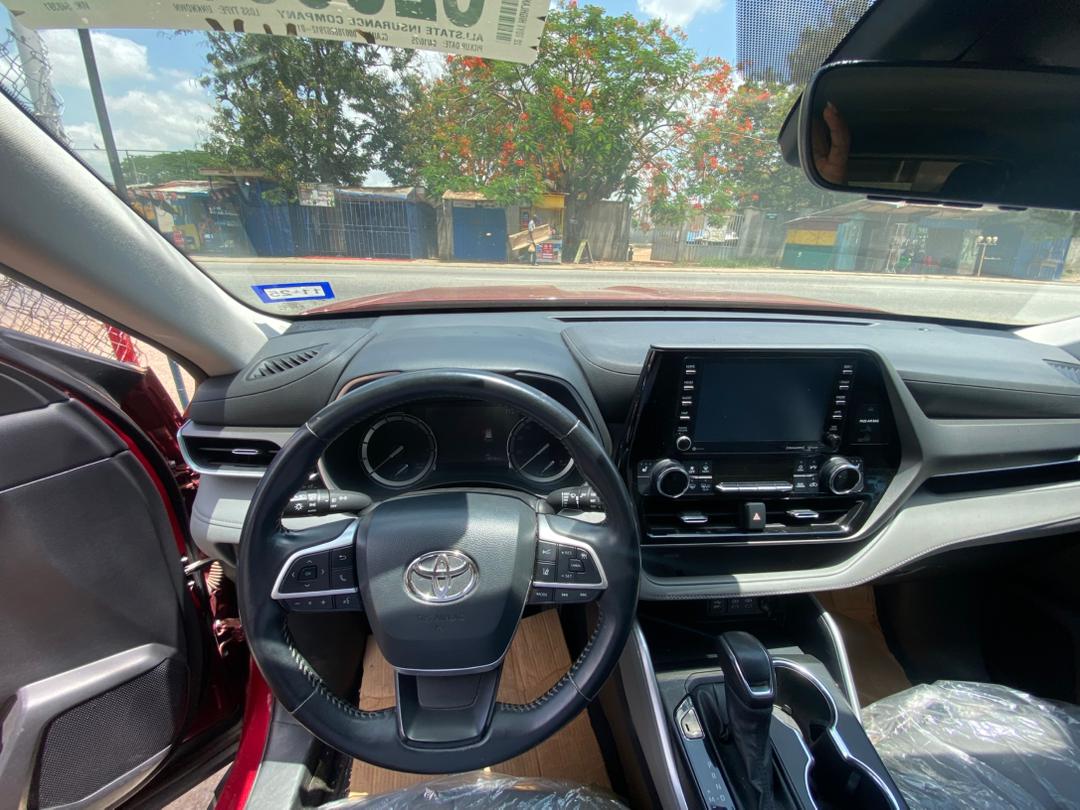 
								2021 Toyota Highlander XLE (Metallic Red) full									