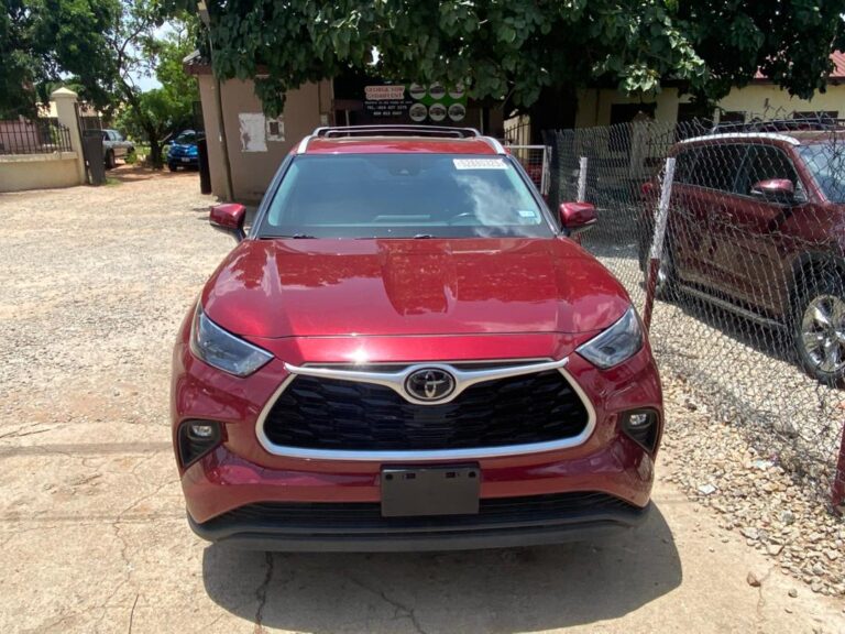 2021 Toyota Highlander XLE (Metallic Red)