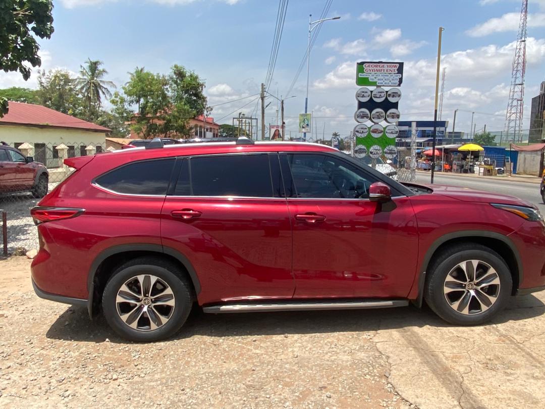 
								2021 Toyota Highlander XLE (Metallic Red) full									