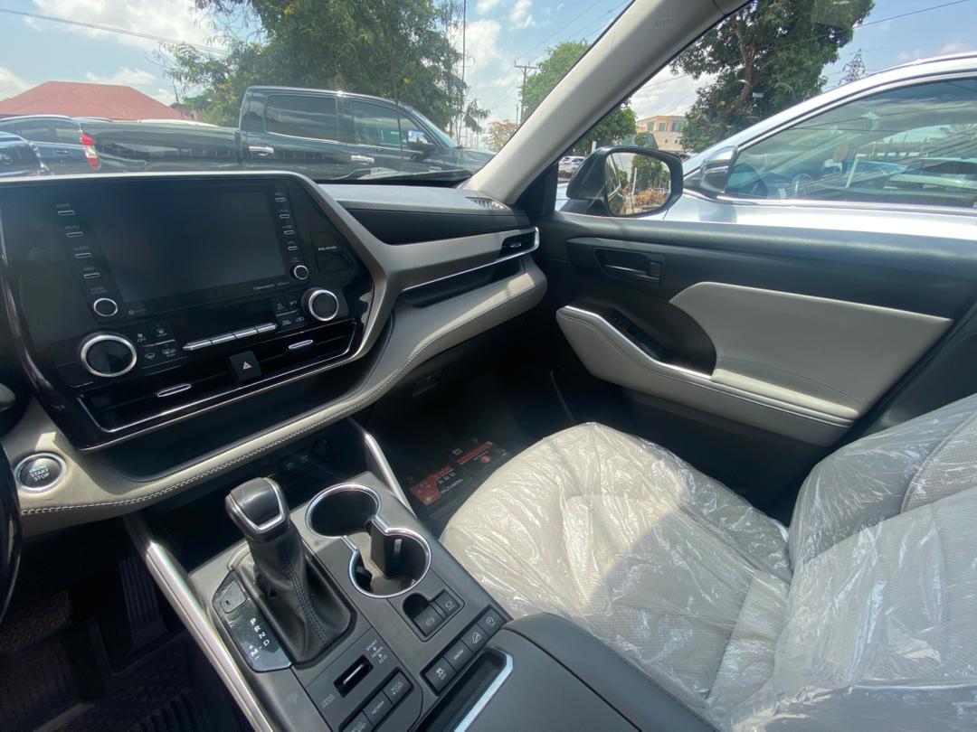 
								2023 Toyota Highlander LE full									